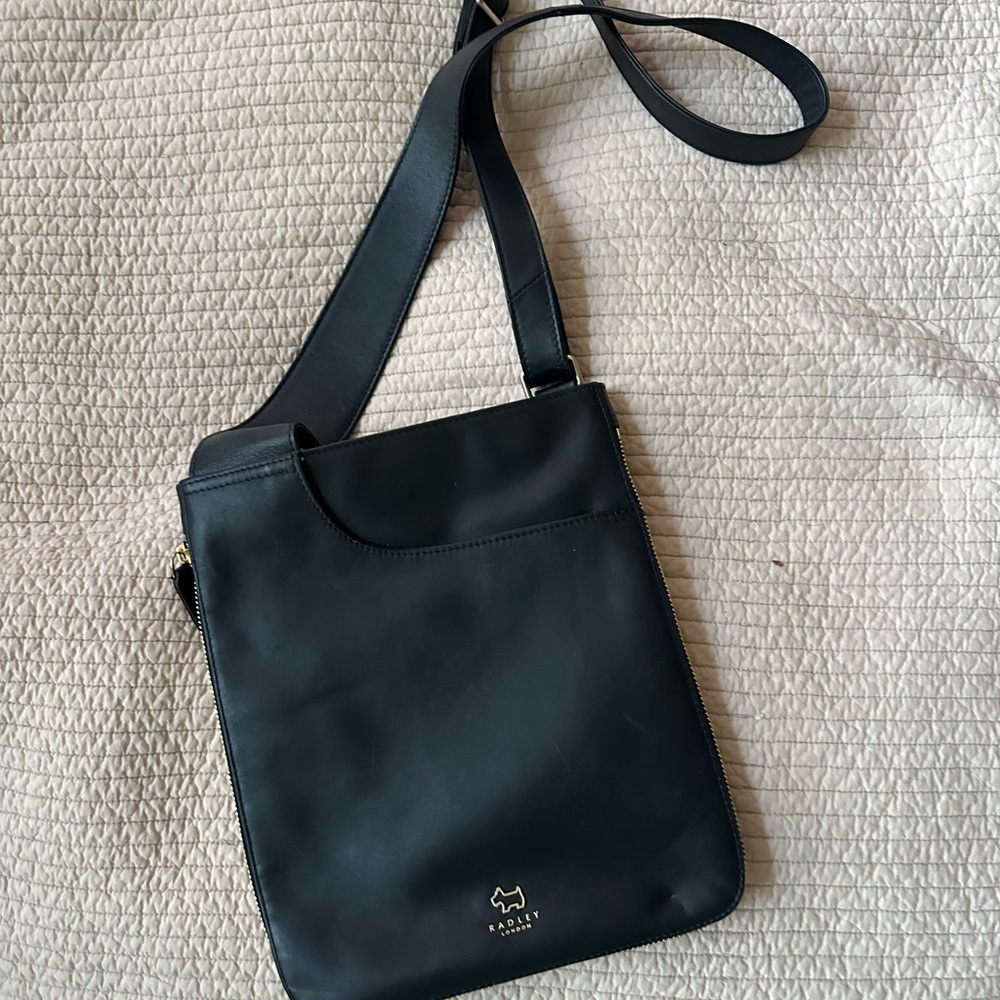 RADLEY LONDON Black Messenger Bag Sleek Design
